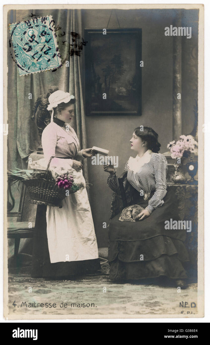 Die Herrin Des Hauses Gibt Ihr Koch Ihre Anweisungen Fur Das