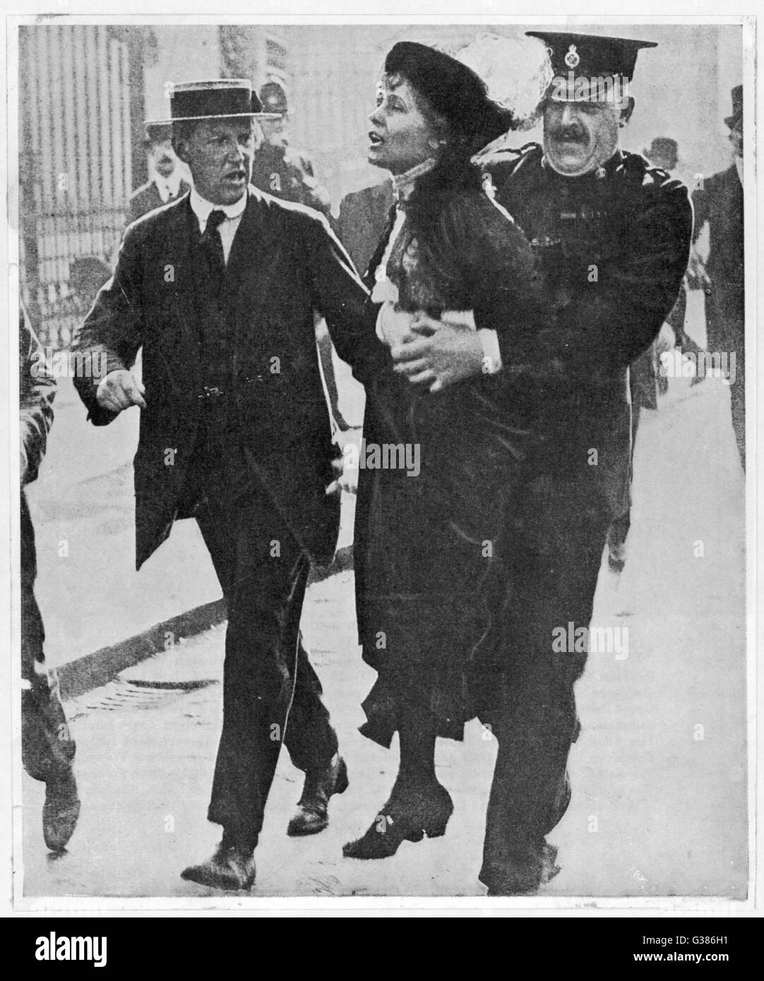 Frau Pankhurst ist hob vom Boden Verhaftung außerhalb Buckingham Palace Datum: 21. Mai 1914 Stockfoto