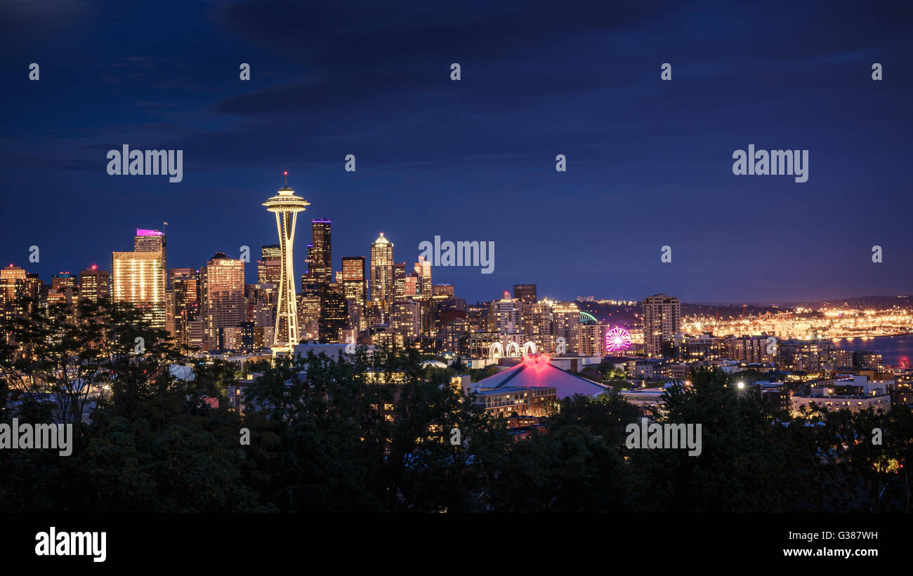 Space Needle und Skyline in der Abenddämmerung in Seattle, Washington, USA Stockfoto