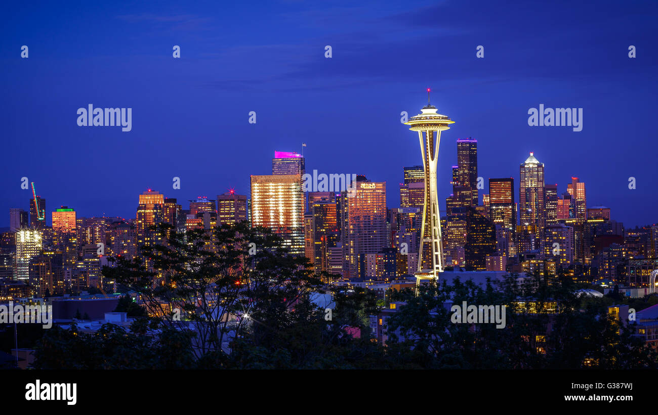 Space Needle und Skyline in der Abenddämmerung in Seattle, Washington, USA in Seattle, Washington, USA Stockfoto