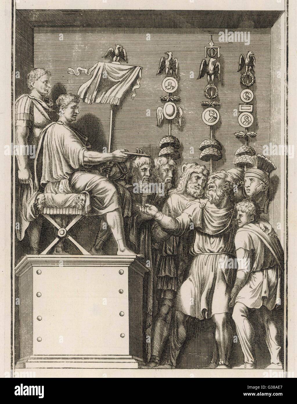 Parthamasiris, König von Armenien, wird gefangen vor dem Kaiser Trajanus gebracht. Die römischen Soldaten stehen halten ihre Standards Datum: ca. 100 Stockfoto