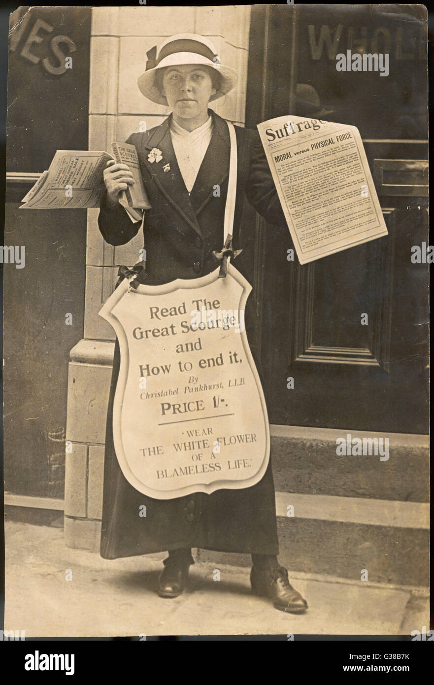Verkauf von The Suffragette und Werbung Christabel Pankhurst Buch - die große Geißel und wie sie zu beenden.      Datum: c1908 Stockfoto