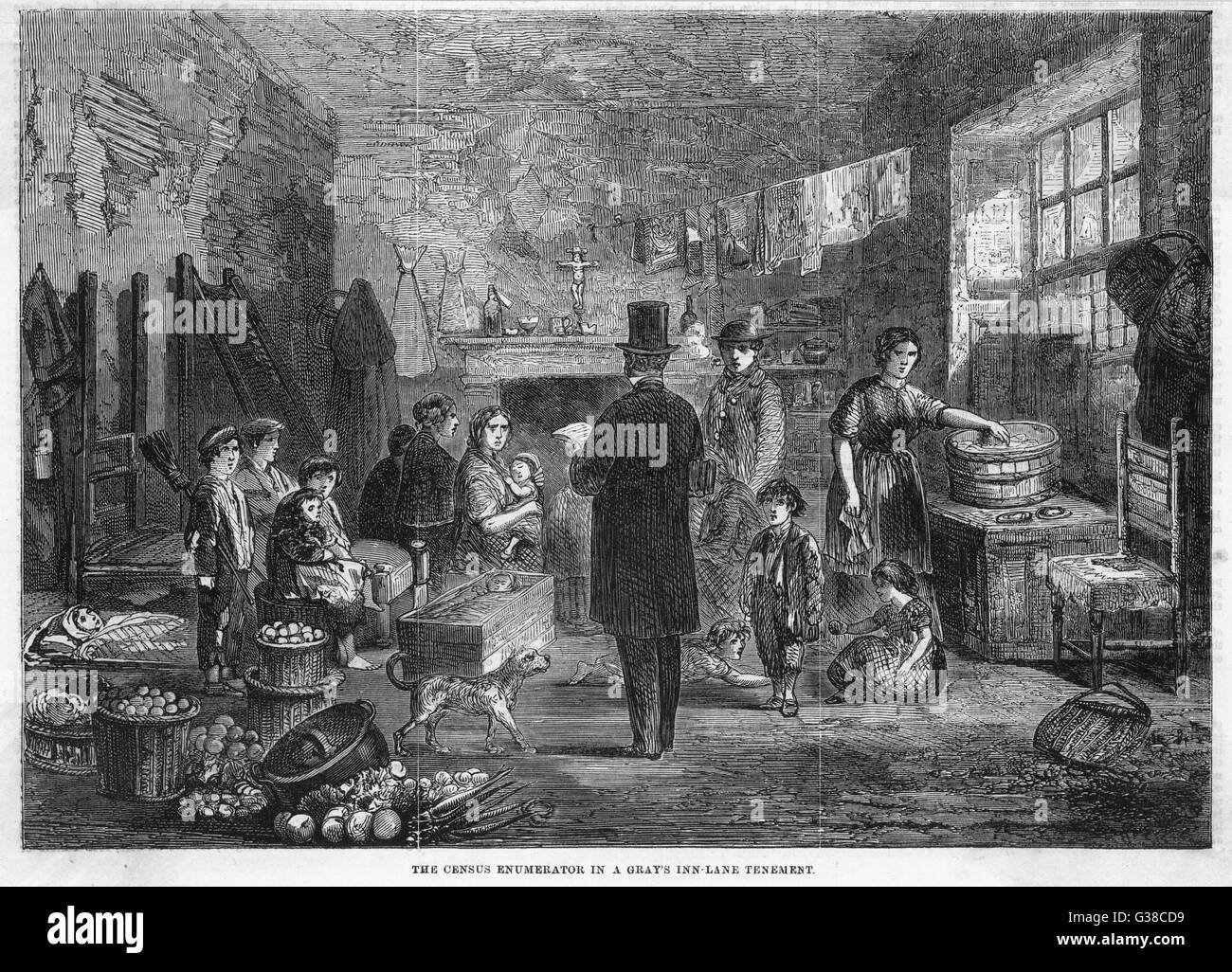 Die Volkszählung Enumerator in einem grauen Inn-Lane Tenement.   Überfüllung in einem Londoner Slum wo Kinder, Erwachsene, Kinder und ein Hund um Raum mit Körben Produkte Datum wetteifern: 1861 Stockfoto