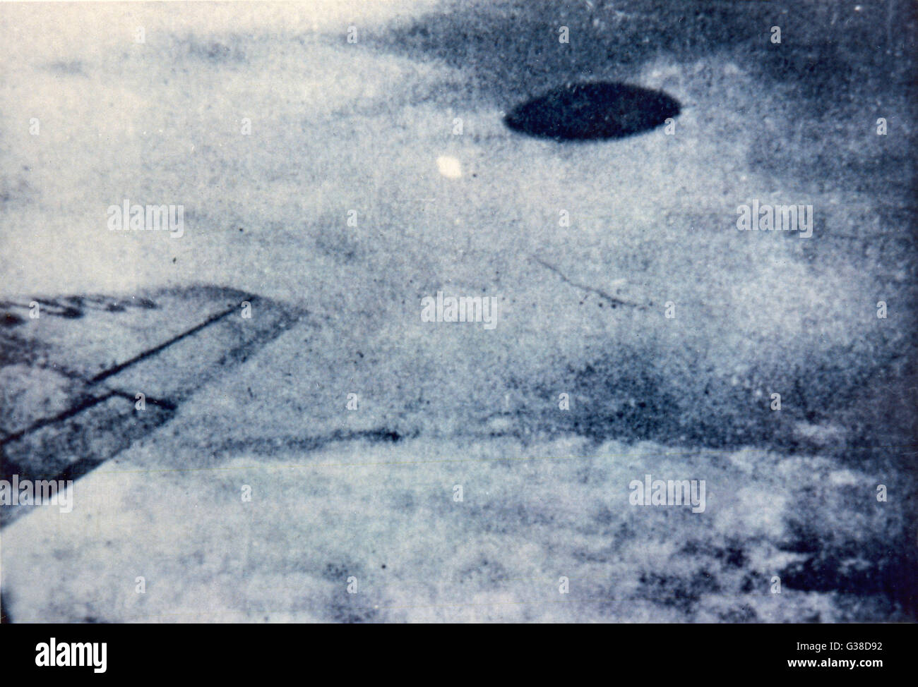 Dieses UFO wurde angeblich fotografiert von einem Passagier in einem Flugzeug über Mexico City, gleichzeitig mit einem Stromausfall in der Stadt Datum: 1950er Jahre Stockfoto