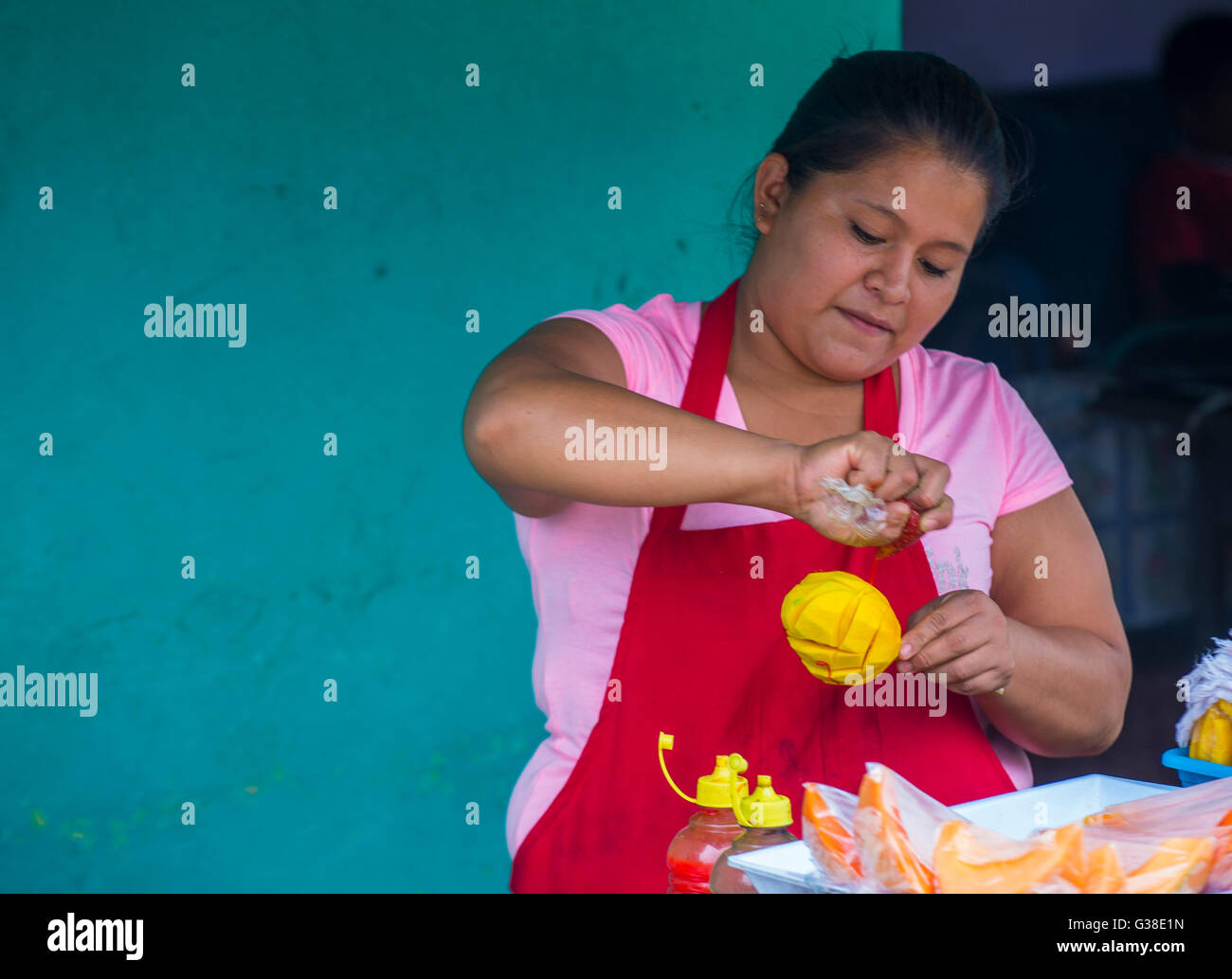 Eine El Salvador Frau verkauft Mango auf einem Stick während der Blüte & Palm-Festival in Panchimalco, El Salvador Stockfoto
