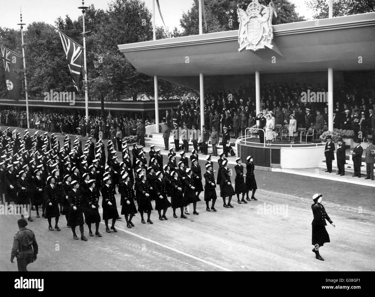 Der Siegesparade: Das WRNS Kontingent übergibt das salutieren Basis (König George VI, Queen Elizabeth, Prinzessin Margaret und andere Mitglieder der königlichen Familie).     Datum: 8. Juni 1946 Stockfoto