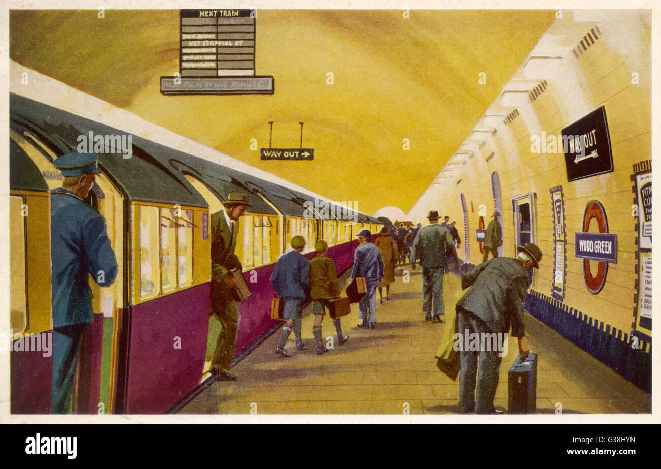 Ein Zug kommt am Bahnhof Wood Green, London Datum: ca. 1935 Stockfoto