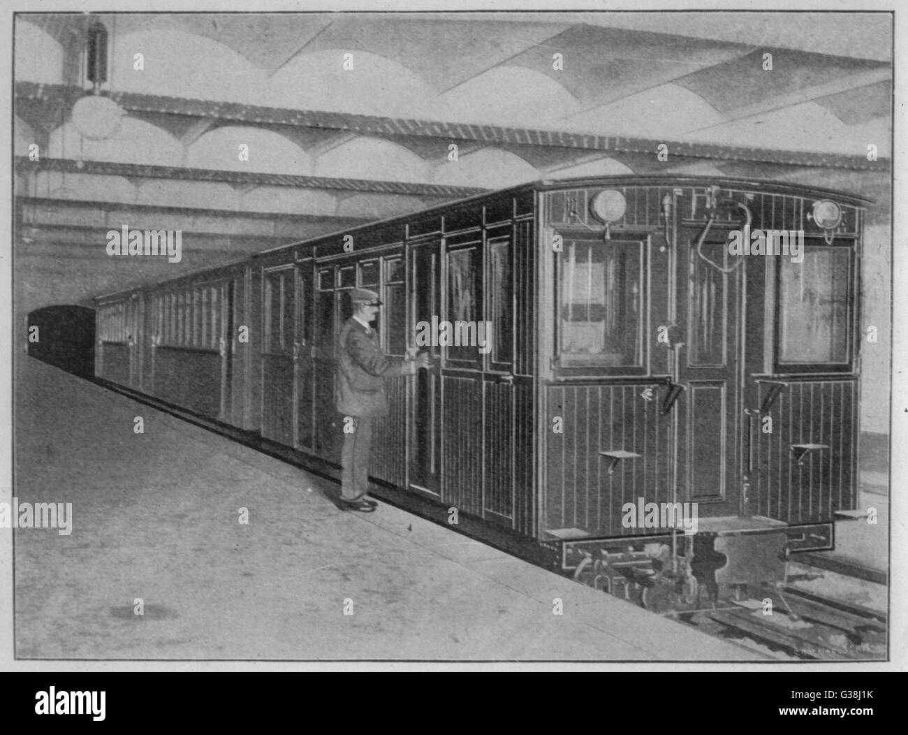 Ein Zug am Palais Royal Station im Herzen von Paris. Die Trainer besteht aus lackiertem Holz, entzündlich - führt zu schweren Unfällen in Jahren kommen Datum: 1900 Stockfoto