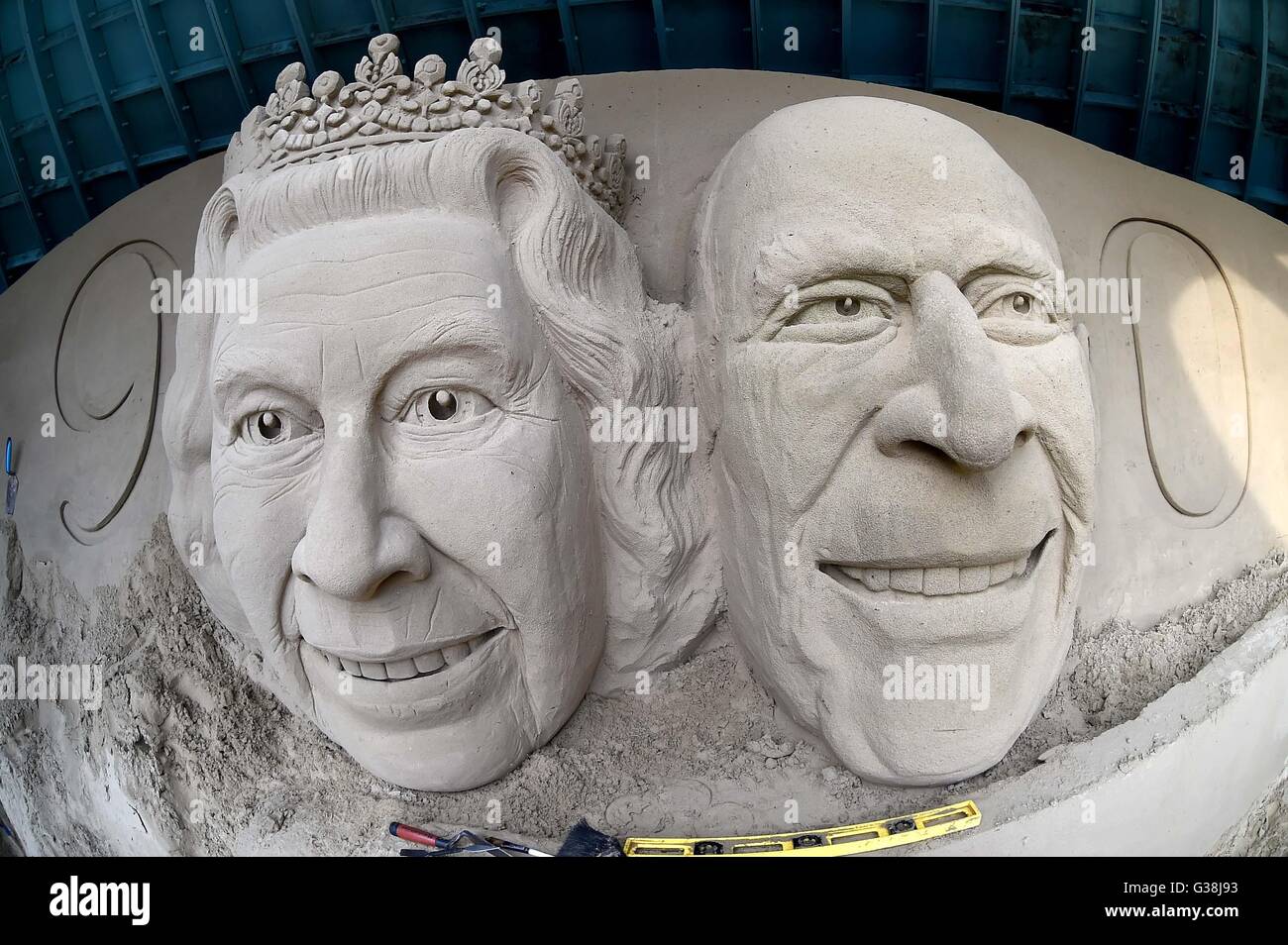 Sandskulpturen von Queen Elizabeth und Prinz Philip, Dorset, Großbritannien Stockfoto