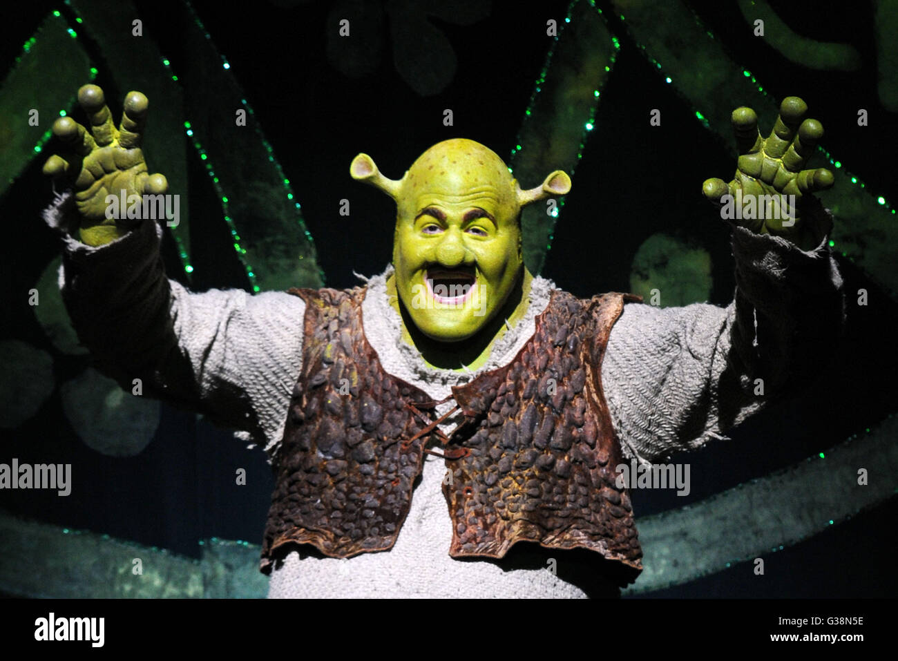 Singapur. 9. Juni 2016. Ein Schauspieler spielt bei "Shrek the Musical" in Singapur Marina Bay Sands Theater am 9. Juni 2016. "Shrek the Musical" wurde auf das erste Mal in Singapur vom 8. Juni bis 19. Bildnachweis: Dann Chih Wey/Xinhua/Alamy Live News Stockfoto