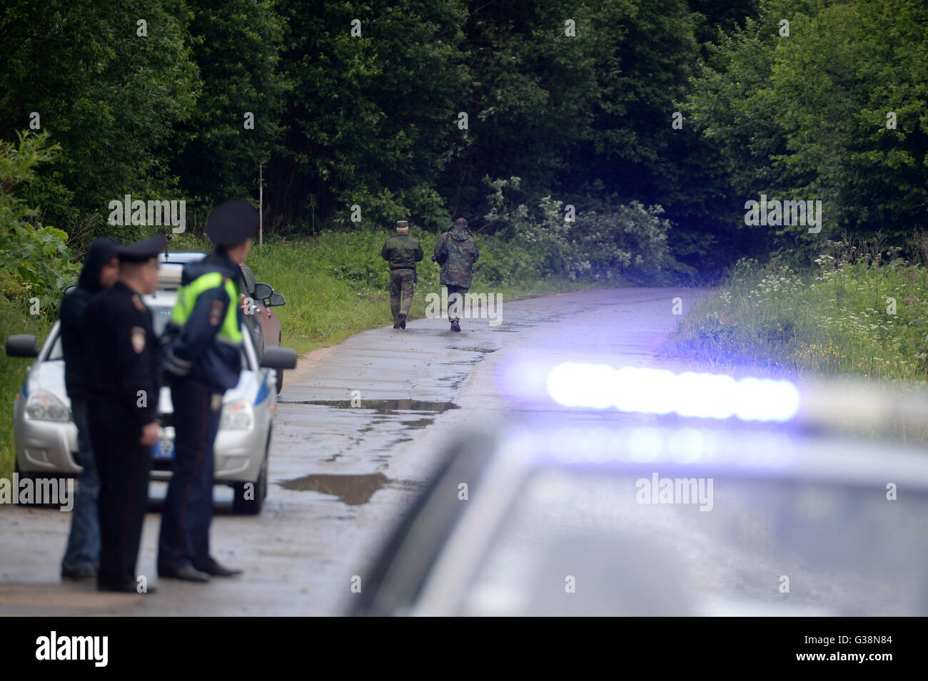 Moskau, Russland. 9. Juni 2016. Polizei und Militärs stehen nahe dem Aufstellungsort von einem militärischen Flugzeugabsturz in der Nähe einer Ortschaft Moscow Region, Russland, am 9. Juni 2016. Ein Su-27 Militärflugzeug abgestürzt in der Region Moskau und der Pilot getötet wurde, bestätigte das russische Verteidigungsministerium Donnerstag. Bildnachweis: Pavel Bednyakov/Xinhua/Alamy Live-Nachrichten Stockfoto