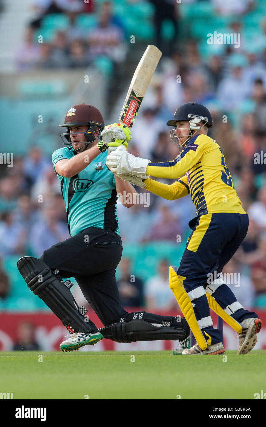 London, UK. 8. Juni 2016. Dominic Sibley Wimper für Surrey im Nat West T20 Blast Spiel gegen Hampshire im Oval. David Rowe/Alamy Live News. Stockfoto