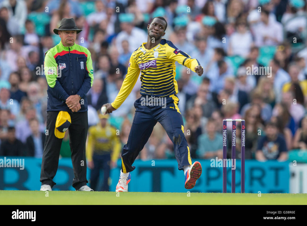 London, UK. 8. Juni 2016. Darren Sammy bowling für Hampshire im Nat West T20 Blast Spiel gegen Surrey im Oval. David Rowe/Alamy Live News. Stockfoto