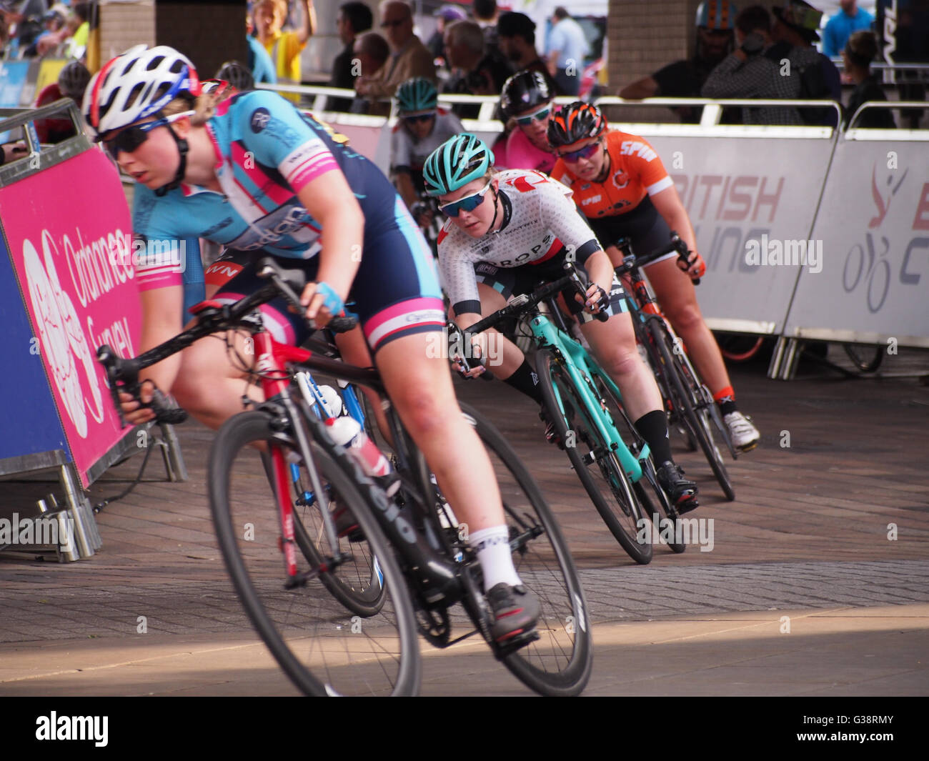 Portsmouth, UK. 9. Juni 2016. Radfahrer zu konkurrieren, in der letzten Runde der Matrix Fitness-Grand-Prix-Serie, die Serie richtet sich an weibliche Teams der Radfahrer im Wettbewerb mit sechs Runden Rennen an verschiedenen Orten in Großbritannien. Bildnachweis: Simon Evans/Alamy Live News Stockfoto