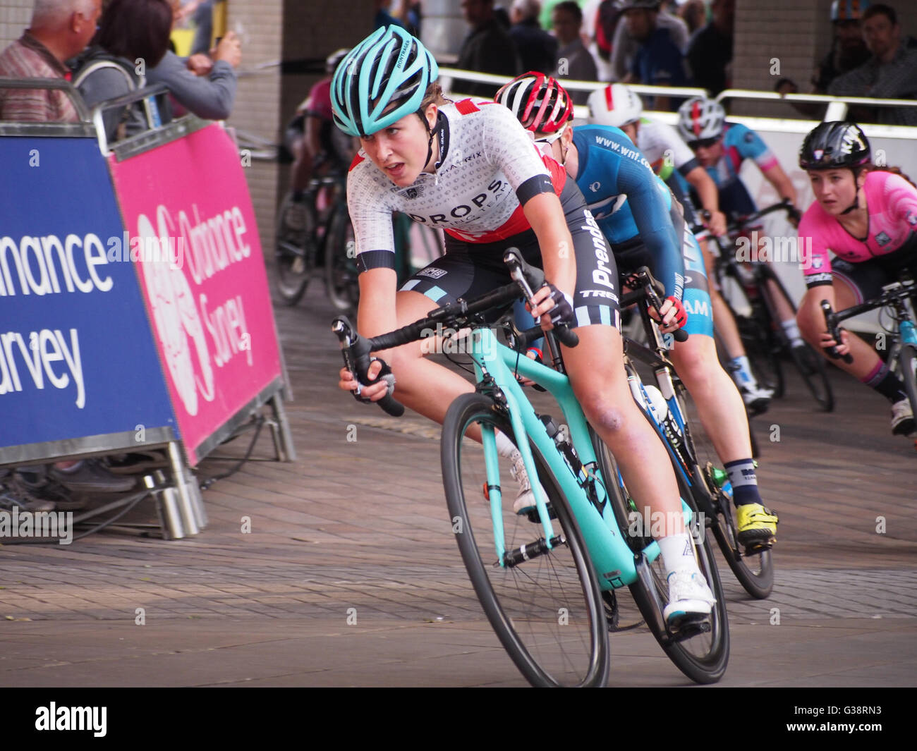 Portsmouth, UK. 9. Juni 2016. Radfahrer zu konkurrieren, in der letzten Runde der Matrix Fitness-Grand-Prix-Serie, die Serie richtet sich an weibliche Teams der Radfahrer im Wettbewerb mit sechs Runden Rennen an verschiedenen Orten in Großbritannien. Bildnachweis: Simon Evans/Alamy Live News Stockfoto