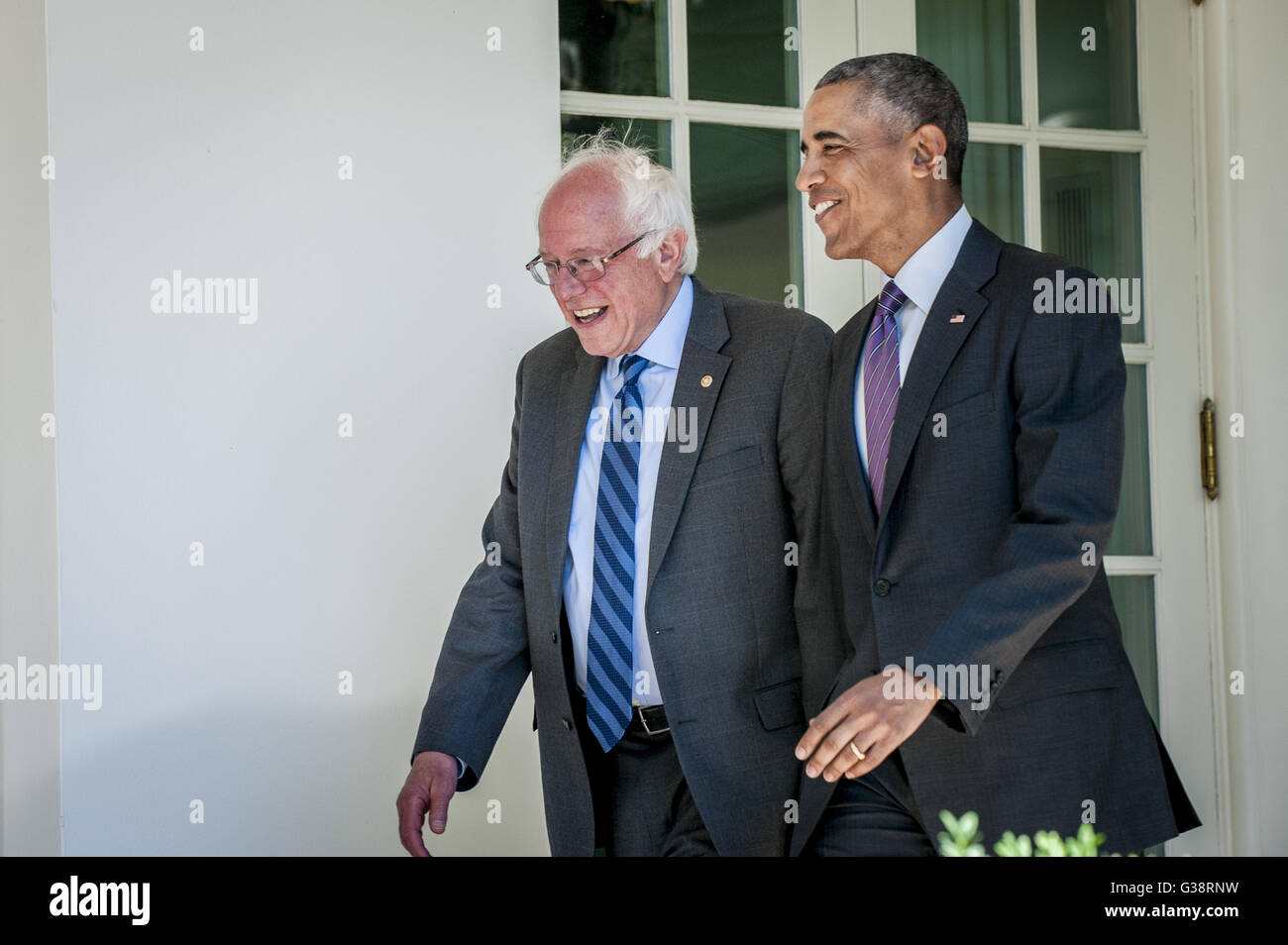 Washington, District Of Columbia, USA. 9. Juni 2016. US-Präsident Barack Obama und US-Senator Bernie Sanders (unabhängig von Vermont), ein Kandidat für die Nominierung der Demokraten für Präsidenten der Vereinigten Staaten, Spaziergang entlang der Kolonnade neben der Rose Garden im Weißen Haus am 9. Juni 2016 in Washington, DC Sanders war treffen mit Obama im Oval Office, die Kampagne zu diskutieren. Bildnachweis: Pete Marovich/Pool über CNP Credit: Pete Marovich/CNP/ZUMA Draht/Alamy Live-Nachrichten Stockfoto