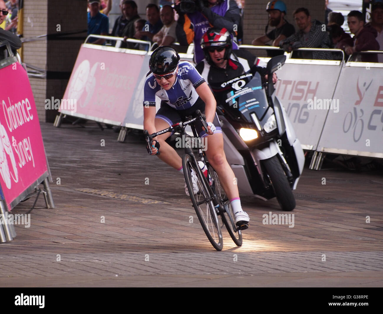 Portsmouth, UK. 9. Juni 2016. Jessica Roberts, zieht aus der Packung, gewinnt eine komfortable 20 Sekunde führen während der Endrunde der Matrix Fitness-Grand-Prix-Serie. Roberts fuhr fort, um das Rennen als Solo-Eintrag zu gewinnen. Bildnachweis: Simon Evans/Alamy Live News Stockfoto