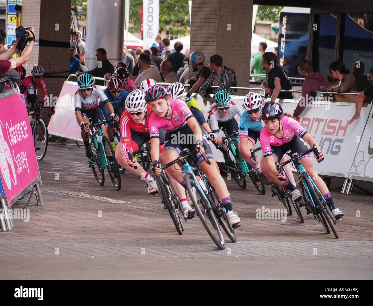 Portsmouth, UK. 9. Juni 2016. Radfahrer antreten in die Finalrunde der Matrix Fitness-Grand-Prix-Serie. Die Serie richtet sich an weibliche Teams der Radfahrer im Wettbewerb mit sechs Runden Rennen an verschiedenen Orten in Großbritannien. Bildnachweis: Simon Evans/Alamy Live News Stockfoto