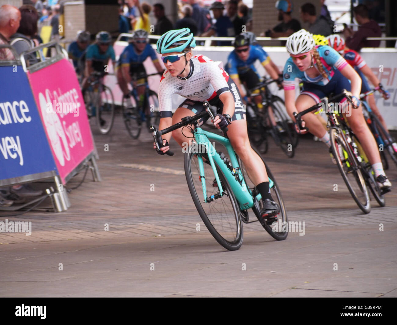 Portsmouth, UK. 9. Juni 2016. Radfahrer zu konkurrieren, in der letzten Runde der Matrix Fitness-Grand-Prix-Serie, die Serie richtet sich an weibliche Teams der Radfahrer im Wettbewerb mit sechs Runden Rennen an verschiedenen Orten in Großbritannien. Bildnachweis: Simon Evans/Alamy Live News Stockfoto