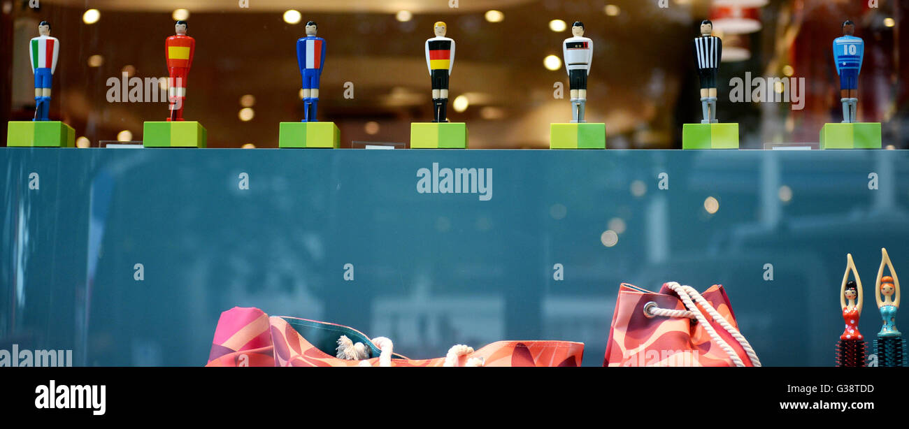 Berlin, Deutschland. 9. Juni 2016. Pizza-Räder in der Form der Spieler in verschiedenen nationalen Trikots geeignet, um die UEFA-Fußball-Europameisterschaft 2016 werden in einem Schaufenster in Berlin, Deutschland, 9. Juni 2016 angezeigt. Foto: SUSANN PRAUTSCH/Dpa/Alamy Live News Stockfoto