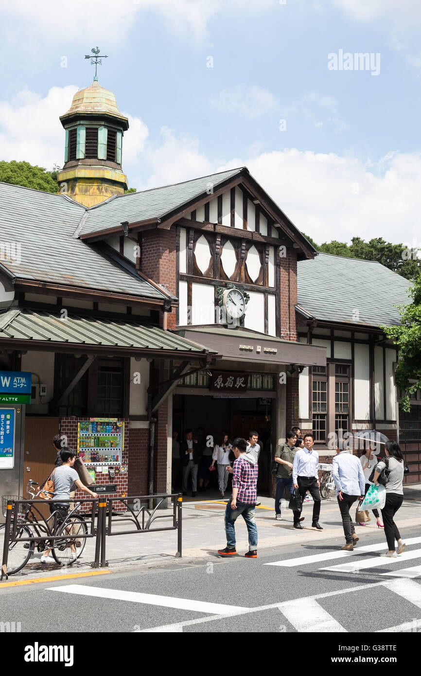 Tokio, Japan. 10. Juni 2016. Eine Gesamtansicht der Harajuku Station am 10. Juni 2016, Tokio, Japan. East Japan Railway Co. kündigte am 8. Juni Pläne zum Wiederaufbau der fast hundertjährigen Harajuku Station mit dem Projekt rechtzeitig für die Olympischen Spiele 2020 fertig gestellt sein. Die aktuellen Holzkonstruktion ist vermutlich das älteste hölzerne Bahnhofsgebäude in Tokio und wurde 1924 mit einem europäischen architektonischen Stil gebaut, und die neue Station werden größer und bieten eine zusätzliche Plattform und ein neues Tor auf der Westseite. Es hat keine bisher entschieden, ob die alte Struktur auch als Bestandteil erhalten bleibt die Stockfoto