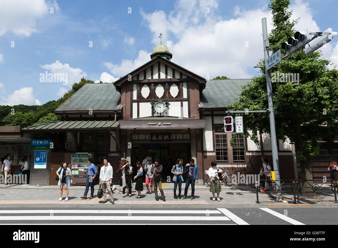 Tokio, Japan. 10. Juni 2016. Eine Gesamtansicht der Harajuku Station am 10. Juni 2016, Tokio, Japan. East Japan Railway Co. kündigte am 8. Juni Pläne zum Wiederaufbau der fast hundertjährigen Harajuku Station mit dem Projekt rechtzeitig für die Olympischen Spiele 2020 fertig gestellt sein. Die aktuellen Holzkonstruktion ist vermutlich das älteste hölzerne Bahnhofsgebäude in Tokio und wurde 1924 mit einem europäischen architektonischen Stil gebaut, und die neue Station werden größer und bieten eine zusätzliche Plattform und ein neues Tor auf der Westseite. Es hat keine bisher entschieden, ob die alte Struktur auch als Bestandteil erhalten bleibt die Stockfoto