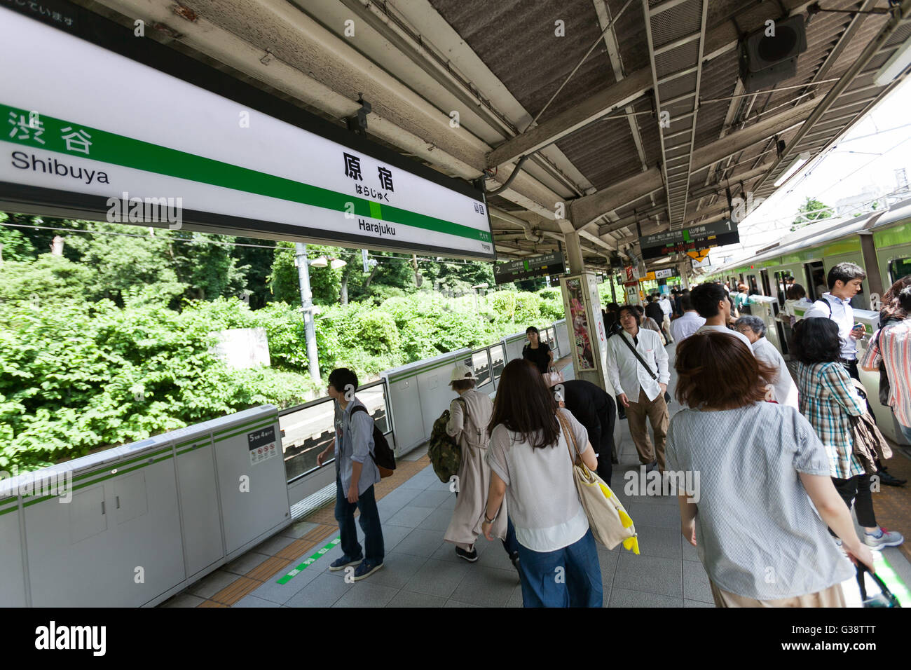 Tokio, Japan. 10. Juni 2016. Passagiere in Harajuku Station am 10. Juni 2016, Tokio, Japan. East Japan Railway Co. kündigte am 8. Juni Pläne zum Wiederaufbau der fast hundertjährigen Harajuku Station mit dem Projekt rechtzeitig für die Olympischen Spiele 2020 fertig gestellt sein. Die aktuellen Holzkonstruktion ist vermutlich das älteste hölzerne Bahnhofsgebäude in Tokio und wurde 1924 mit einem europäischen architektonischen Stil gebaut, und die neue Station werden größer und bieten eine zusätzliche Plattform und ein neues Tor auf der Westseite. Es hat nicht noch wurde entschieden, ob die alte Struktur wird auch als Bestandteil der Proj beibehalten werden Stockfoto