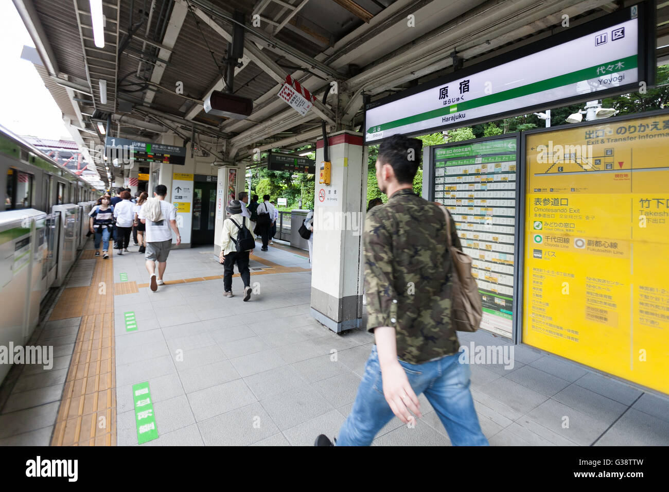 Tokio, Japan. 10. Juni 2016. Passagiere in Harajuku Station am 10. Juni 2016, Tokio, Japan. East Japan Railway Co. kündigte am 8. Juni Pläne zum Wiederaufbau der fast hundertjährigen Harajuku Station mit dem Projekt rechtzeitig für die Olympischen Spiele 2020 fertig gestellt sein. Die aktuellen Holzkonstruktion ist vermutlich das älteste hölzerne Bahnhofsgebäude in Tokio und wurde 1924 mit einem europäischen architektonischen Stil gebaut, und die neue Station werden größer und bieten eine zusätzliche Plattform und ein neues Tor auf der Westseite. Es hat nicht noch wurde entschieden, ob die alte Struktur wird auch als Bestandteil der Proj beibehalten werden Stockfoto