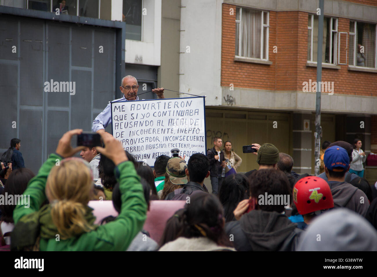 Bogota, Kolumbien. 9. Juni 2016. Ein friedlicher Marsch fand heute in Bogota, genannt "The Stampede", in dem Demonstranten gegen die Stadt Bürgermeister Enrique Peñalosa und seine Regierung vereinigt fordern den Widerruf seines Mandats. Bildnachweis: Andres Moreno/Pacific Press/Alamy Live-Nachrichten Stockfoto