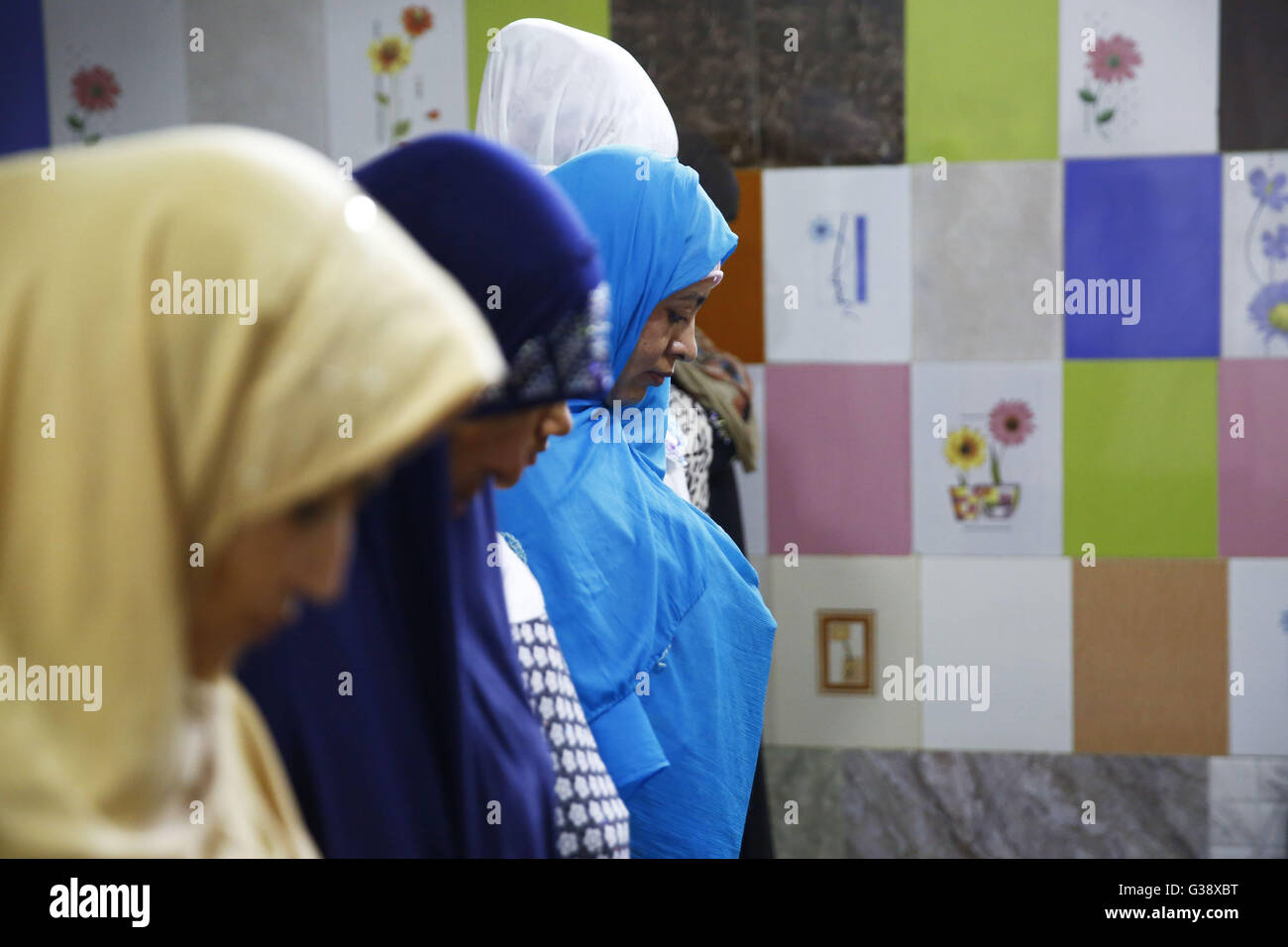 Kathmandu, Nepal. 10. Juni 2016. Muslimische Frauen beten "Namaj'' während der islamischen heiligen Fastenmonats Ramadan in einer Moschee in Kathmandu, Nepal am Freitag, den 9. Juni, 16. Der Brauch für die Minderheit der nepalesischen muslimische Frauen in dieser Moschee wurde vor kurzem gebildet. Dies ist nur Platz für sie, die Heiligen Namaj durchzuführen. Bildnachweis: Skanda Gautam/ZUMA Draht/Alamy Live-Nachrichten Stockfoto