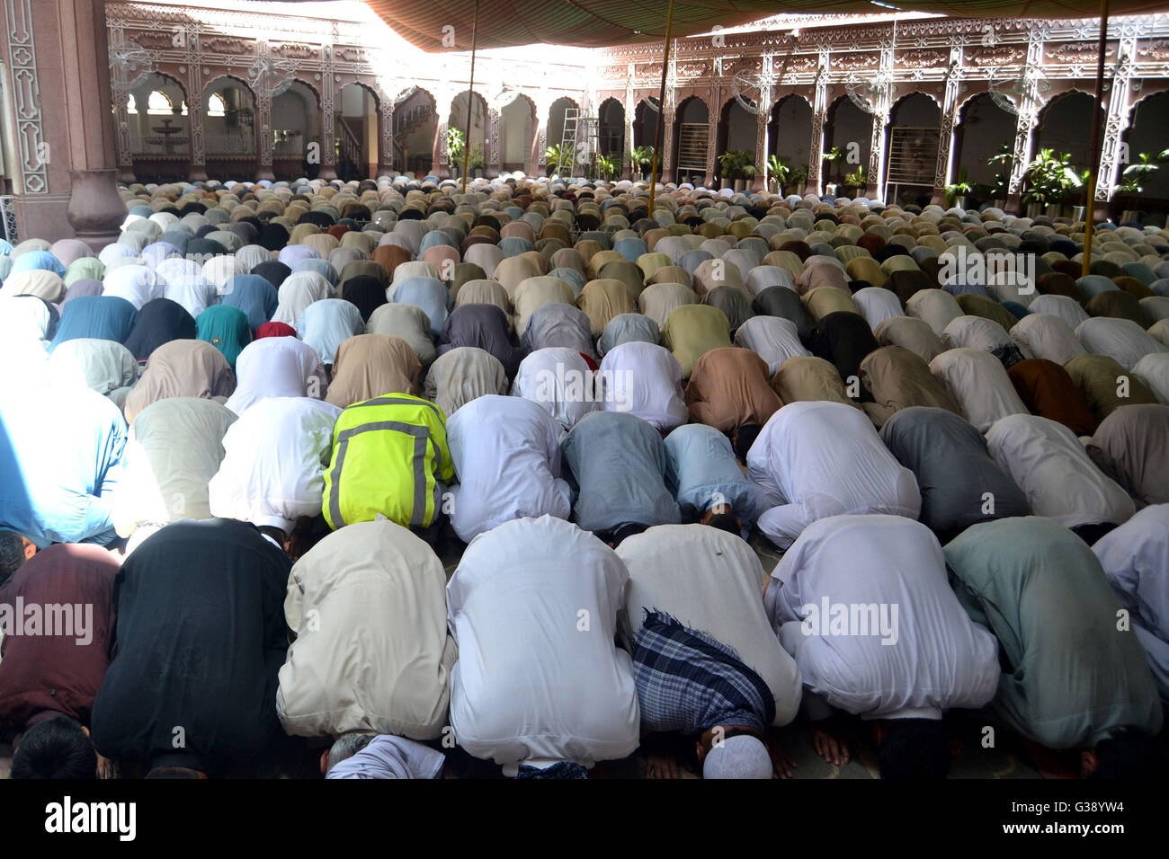 Peshawar. 10. Juni 2016. Pakistanische Muslime besuchen Freitag Mittag Gebete während des Ramadan in einer Moschee in Nordwest-Pakistan Peshawar, 10. Juni 2016. Bildnachweis: Umar Qayyum/Xinhua/Alamy Live-Nachrichten Stockfoto