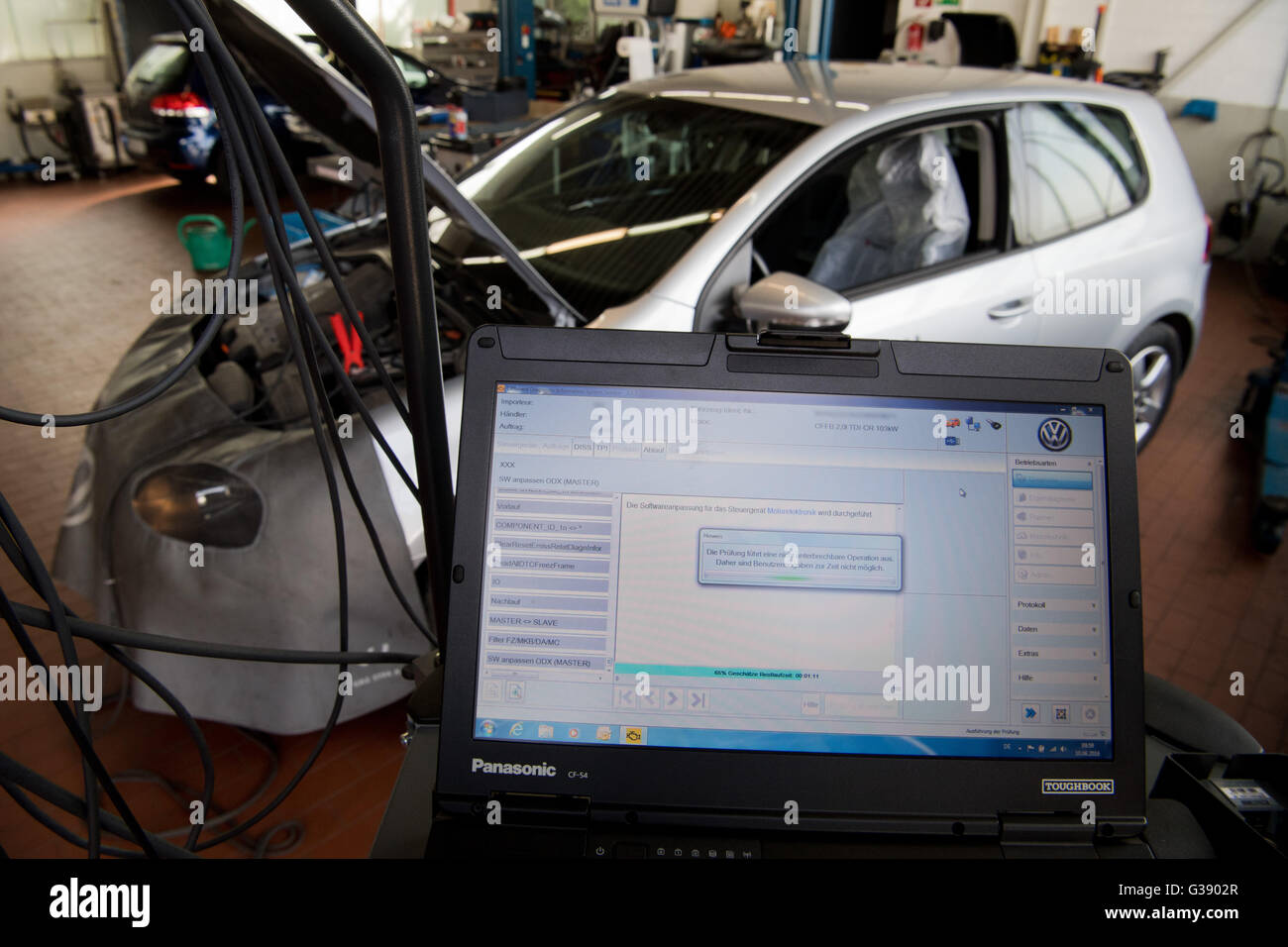 Hannover, 10. Juni 2016. Ein Kfz-Meister hochladen ein Software-Update auf einem VW Golf mit einem 2,0-Liter-Diesel-Motor als Teil des Rückrufs durch den Emissions-Skandal in einer Volkswagen Garage in der Nähe von Hannover, 10. Juni 2016. Volkswagen hatte eine illegale Software installiert, in deren EA189 Diesel-Motoren die Oxid Stickstoffausstoß während der Studien senkt. Nach Verzögerungen von mehreren Monaten, die Calback von Millionen von manipulierten VW Diesel-Fahrzeuge weiter nimmt Tempo. Das Bundesamt für Verkehr erlaubt etwa 2. © Dpa picture-Alliance/Alamy Live News Stockfoto