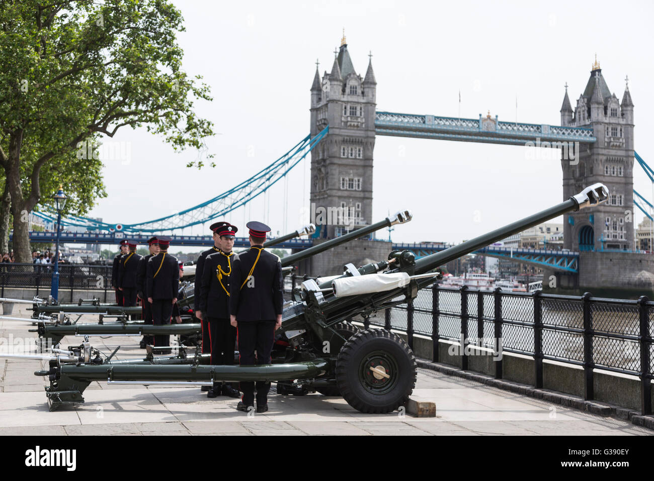 London, UK. 10. Juni 2016. Die Honourable Artillery Company (HAC) Feuer 62 Salutschüssen verwenden ihre drei zeremoniellen L118 Light Guns anlässlich des 95. Geburtstages von seiner königlichen Hoheit Prinz Philip, Herzog von Edinburgh, der Tower of London. Im Bild: Vorbereitungen für die Salutschüsse. Bildnachweis: Lebendige Bilder/Alamy Live-Nachrichten Stockfoto