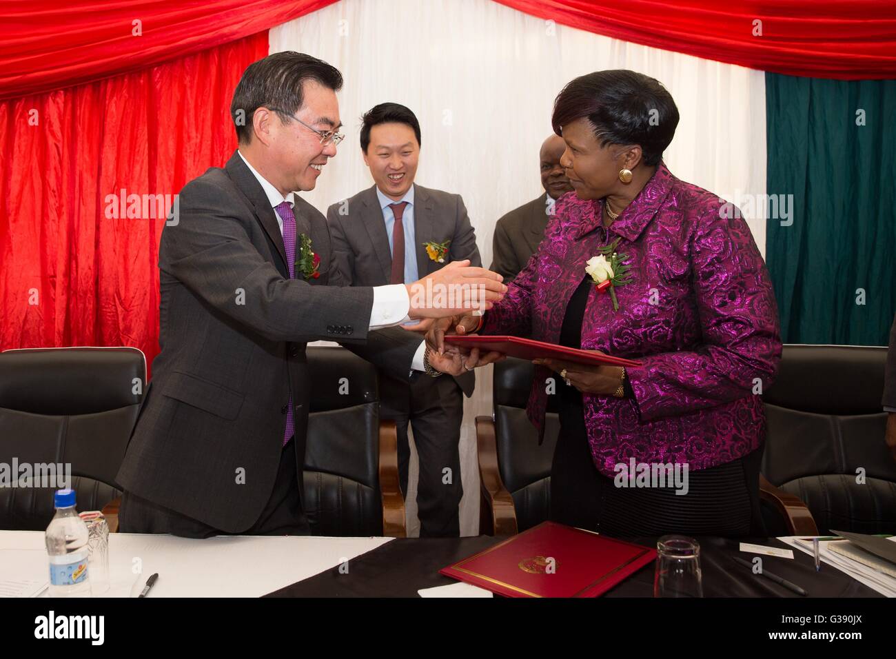 (160610)--HARARE, 10. Juni 2016 (Xinhua)--der chinesische Botschafter nach Simbabwe Huang Ping (L, vorn) und Simbabwes Umwelt, Wasser und Klima-Minister Oppah Muchinguri (R, vorne) tauschen Sie Dokumente im Rahmen einer Übergabezeremonie in Harare, Simbabwe, 9. Juni 2016. Simbabwes Wettervorhersage Außenministerium hat abgestimmt, um Signale von polaren Orbit chinesischen Satelliten in eine technologische Überarbeitung zur Verbesserung der meteorologischen Dienste eines Landes die basiert auf der Landwirtschaft, sondern hat gekämpft, um mit irrational wechselnden Wetterlagen in den letzten Jahren zu bewältigen. (Xinhua/Xu Lingui) Stockfoto