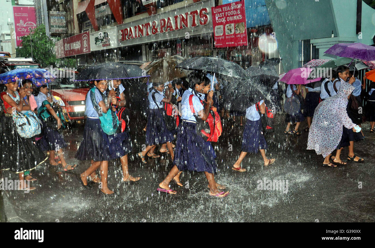 Kochi, indischen Bundesstaat Kerala. 10. Juni 2016. Studenten halten Regenschirme und Regenmäntel tragen gehen zur Schule in Kochi, südindischen Bundesstaat Kerala, 10. Juni 2016. Die Monsun-Saison ist kurz vor dem start im Juni in Südindien. Bildnachweis: Stringer/Xinhua/Alamy Live-Nachrichten Stockfoto