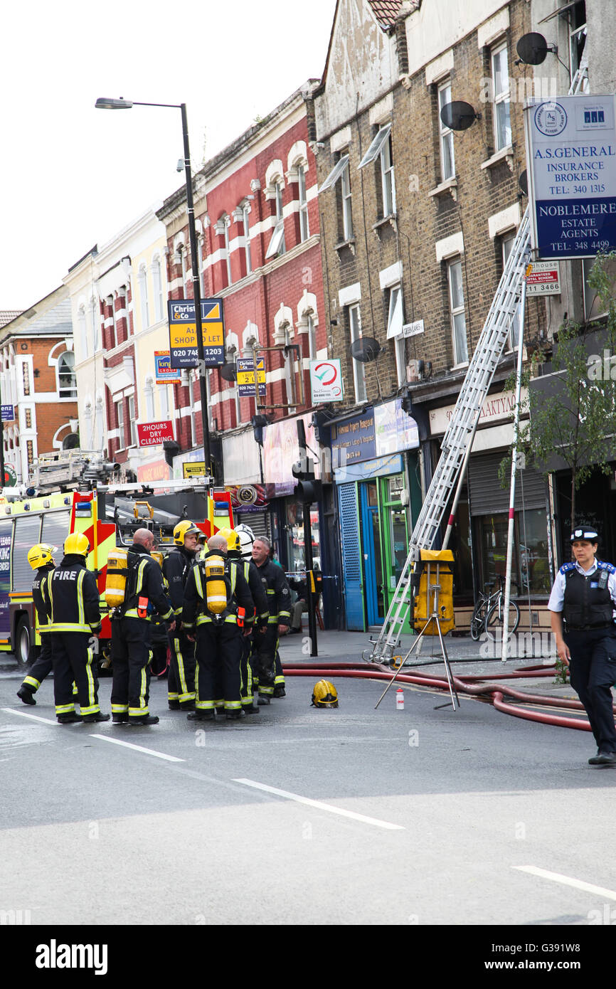 Harringay, North London 10. Juni 2016 über 40 Feuergefechte, 8 Feuerwehrautos besuchen eine zweite Etage über eine Cafebar im Green Lanes an der Kreuzung der St Anns Road, Harringay, North London. Bildnachweis: Dinendra Haria/Alamy Live-Nachrichten Stockfoto