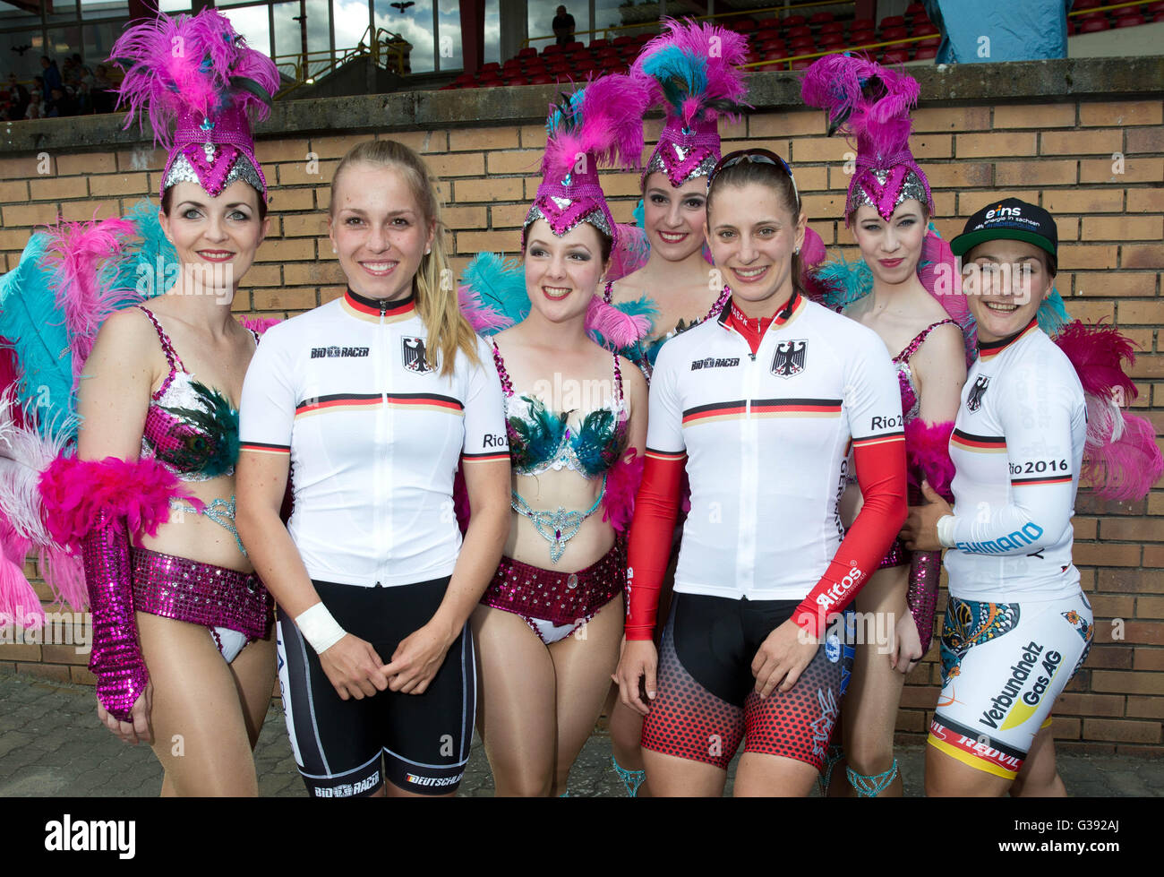 Cottbus Deutschland 10 Juni 2016 Verfolgen Sie Radfahrer Emma Hinze L R Miriam Welt Und Kristina Vogel Posiert Mit Tanzer In Brasilianischen Kostumen Beim 26 Grand Prix Von Deutschland In Cottbus Deutschland 10