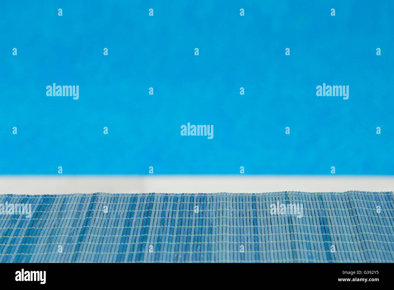 Stroh von Bambusmatte mit Schwimmbad Blau Hintergrund Stockfoto