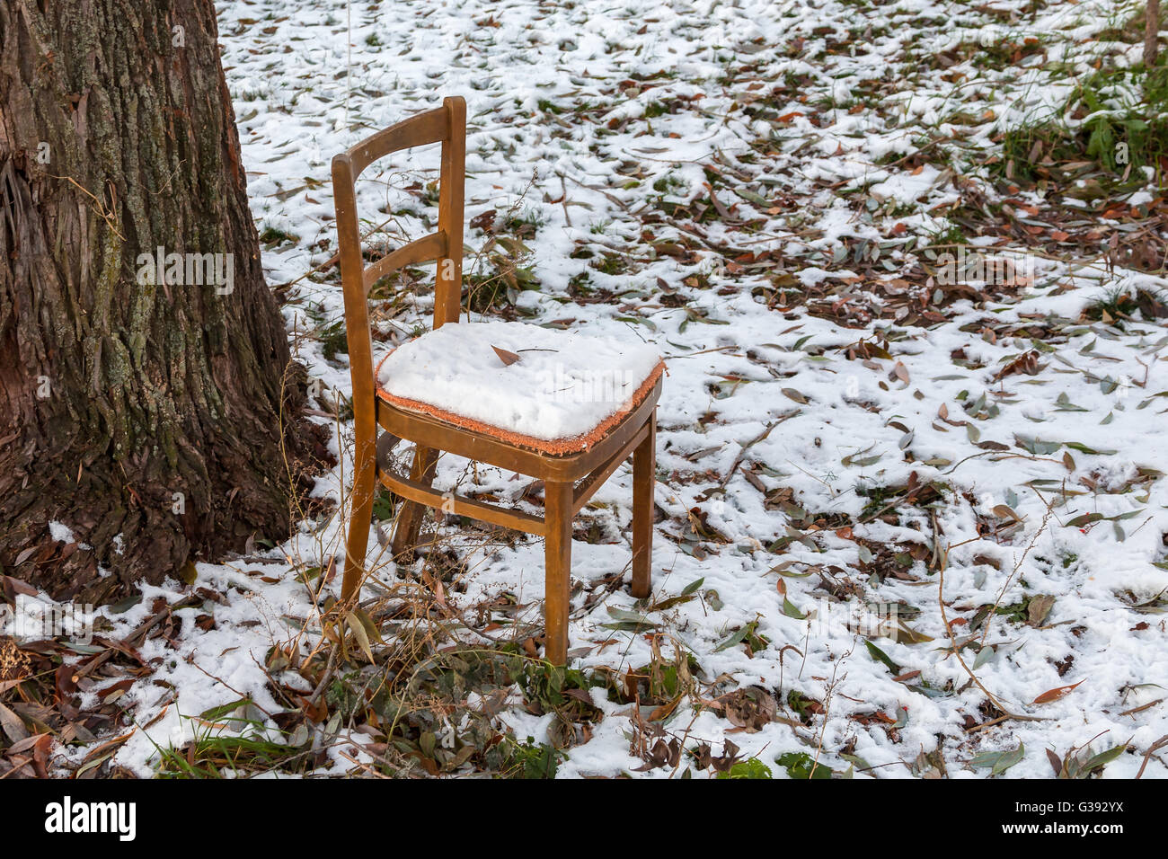 Stuhl unter Schnee Stockfoto