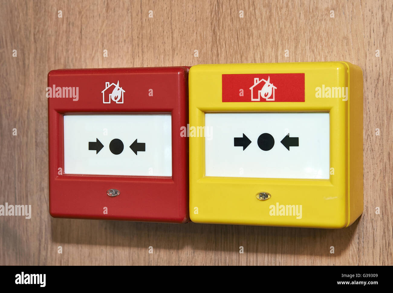 Nahaufnahme von einer Brandmeldeanlage auf einer Holzplatte Stockfoto
