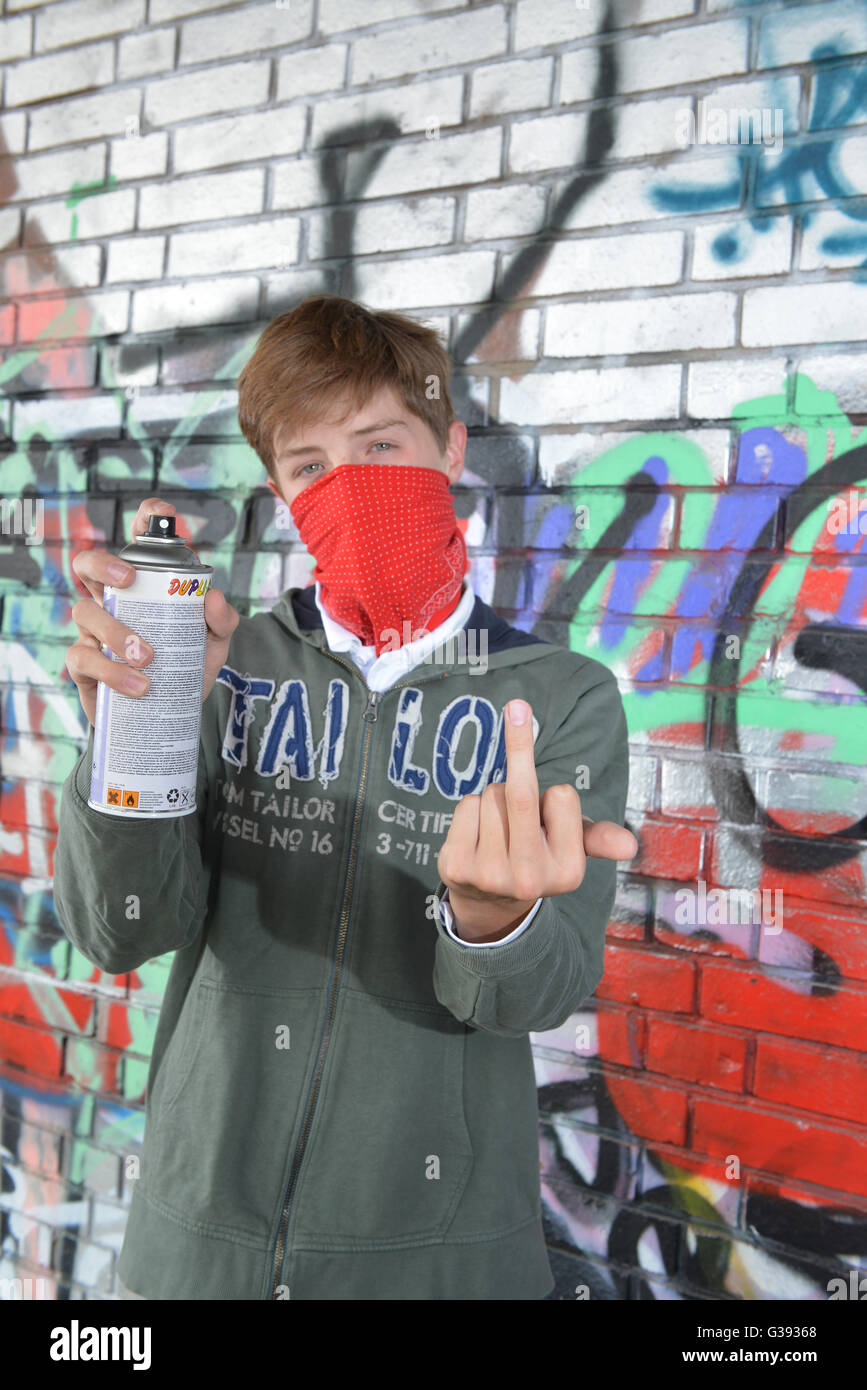 junger Mensch, Graffiti-sprayer Stockfoto