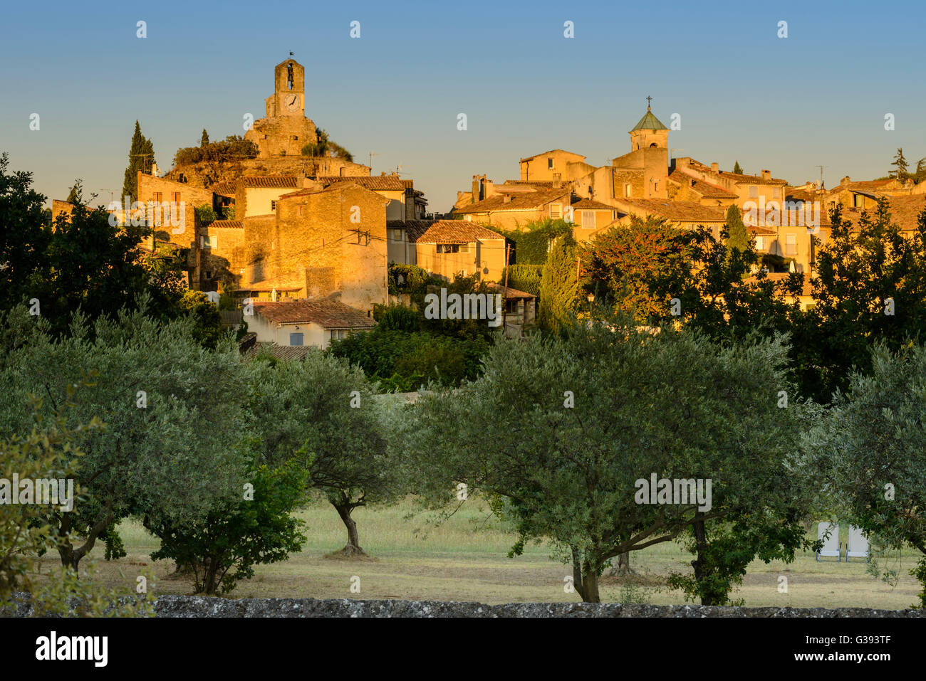 Das Dorf von Lourmarin, Luberon, Vaucluse, Provence-Alpes-Côte d ' Azur, Frankreich (eines der schönsten Dörfer in Frankreich) Stockfoto
