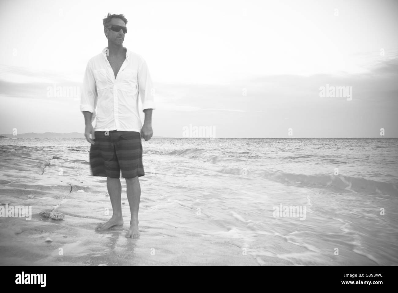 Brad Osborn Angeln für Papio bei Sonnenaufgang am Strand von Namotu Island, Fidschi Stockfoto