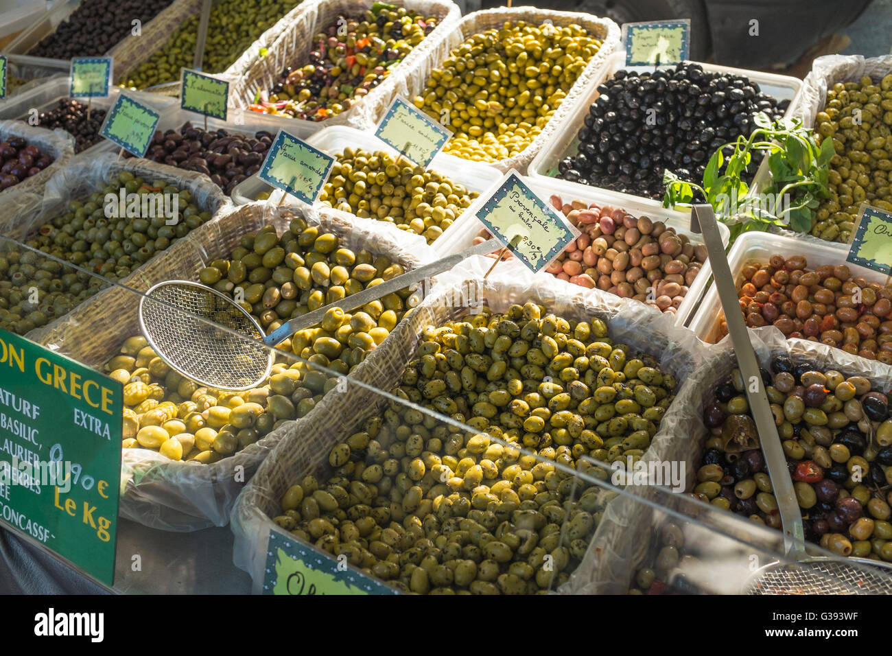 Outdoor-Markt Stall zu verkaufen Olivensorte, Lourmarin, Luberon, Vaucluse, Provence-Alpes-Côte d ' Azur, Frankreich Stockfoto