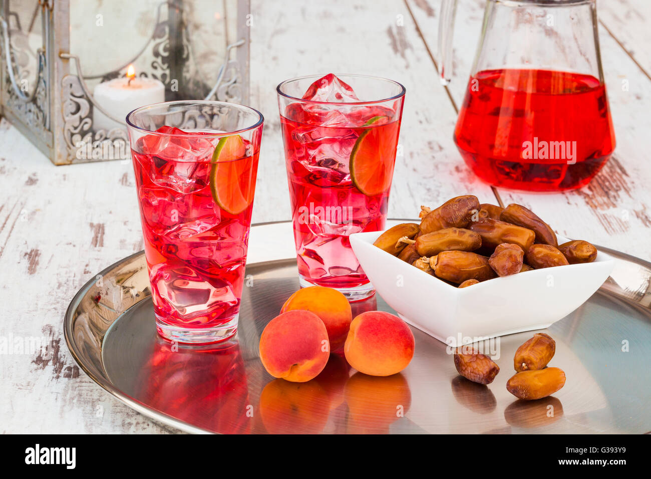 Kalte erfrischende Sirup trinken, süße Datteln und Obst zum Iftar Pause schnell während des Fastenmonats Ramadan. Stockfoto