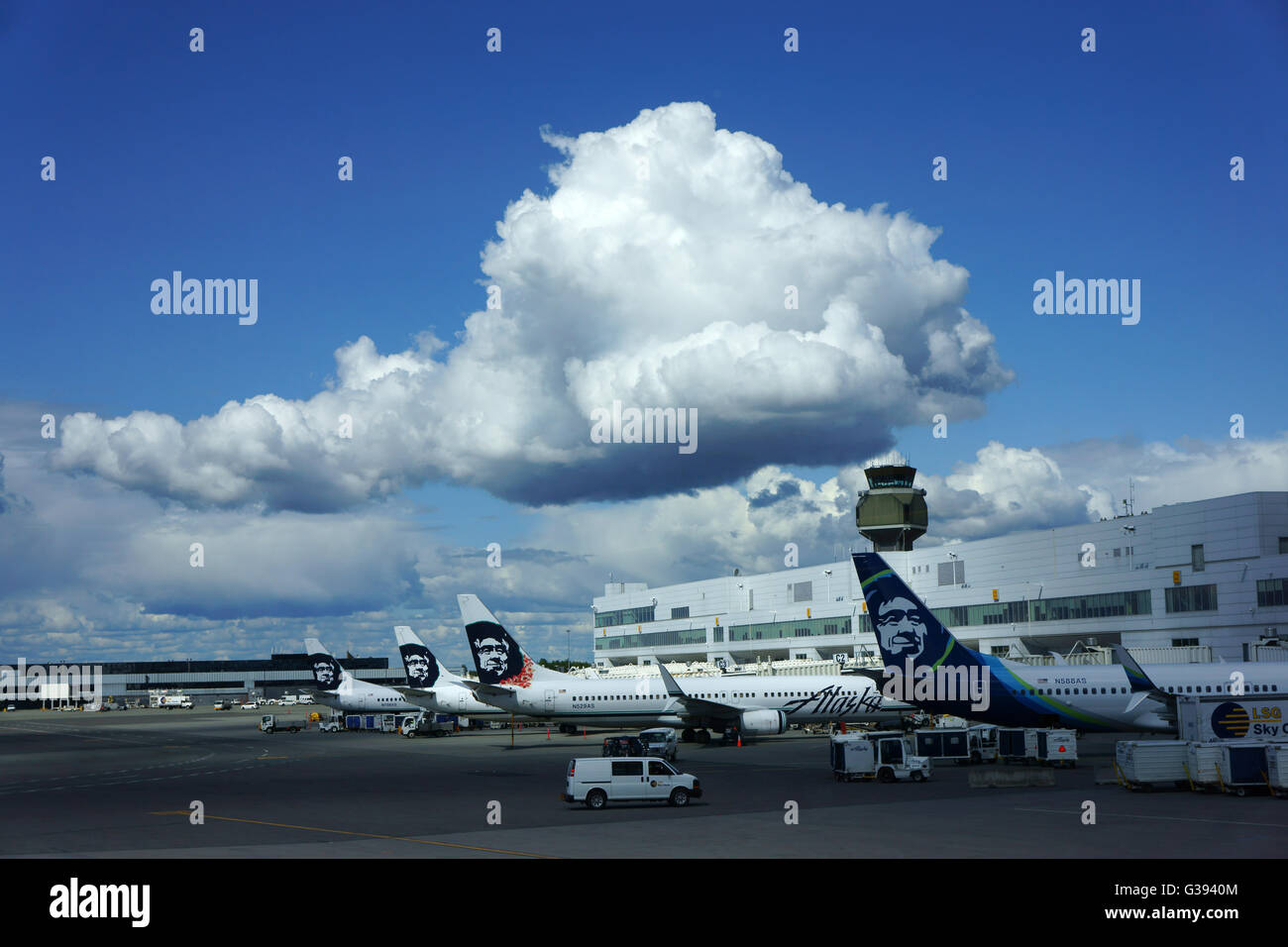Cumulus-Wolken über Alaska Airline Flugzeuge bei Anchorage Ted Stevens International Airport, Alaska Stockfoto