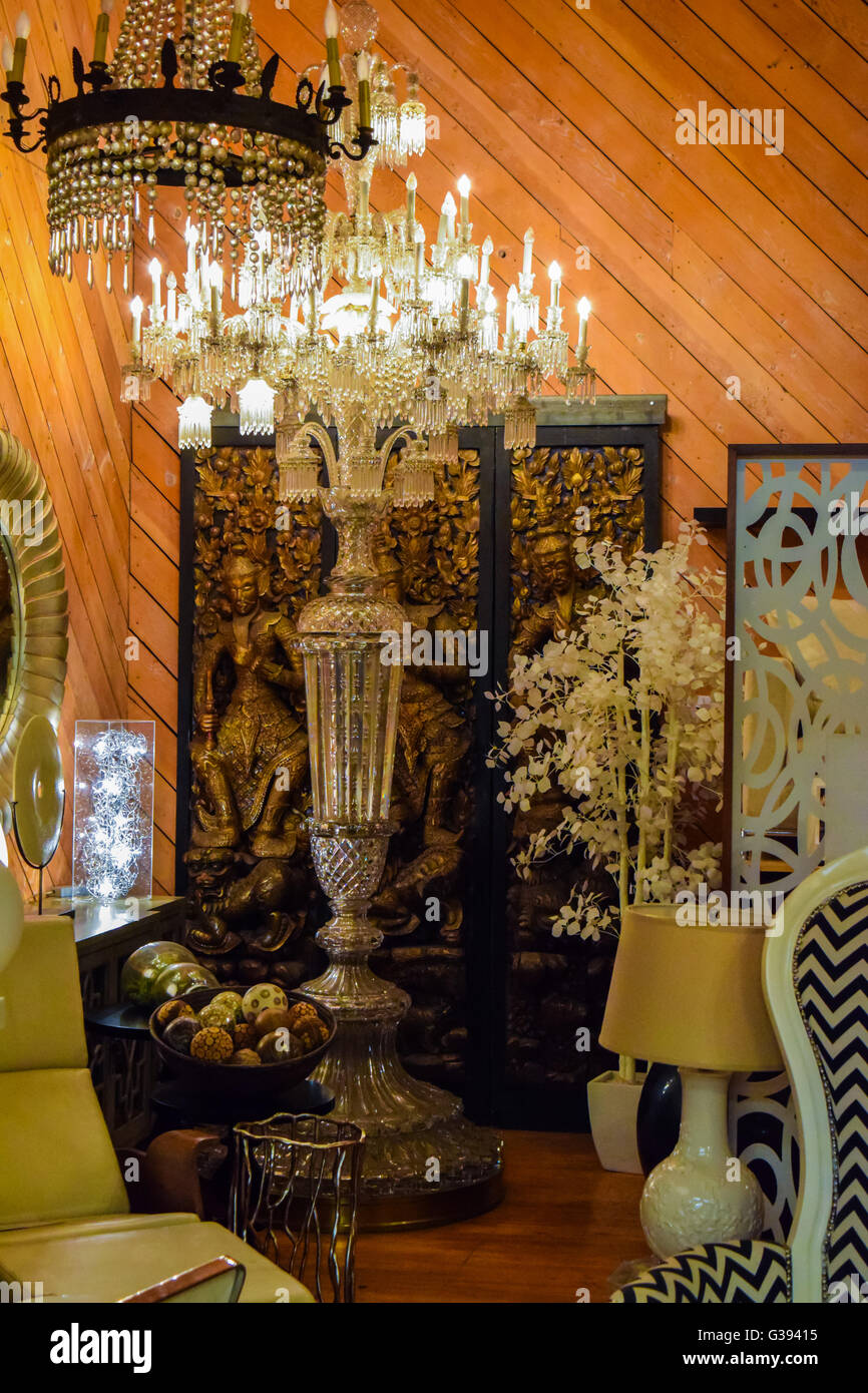 Warner Bros in Hollywood, Los Angeles, CA, USA, rote Orpheus Stuhl, russische Kronleuchter, eine Matrix, eine Mumie, Amerika, Angeles, Stockfoto