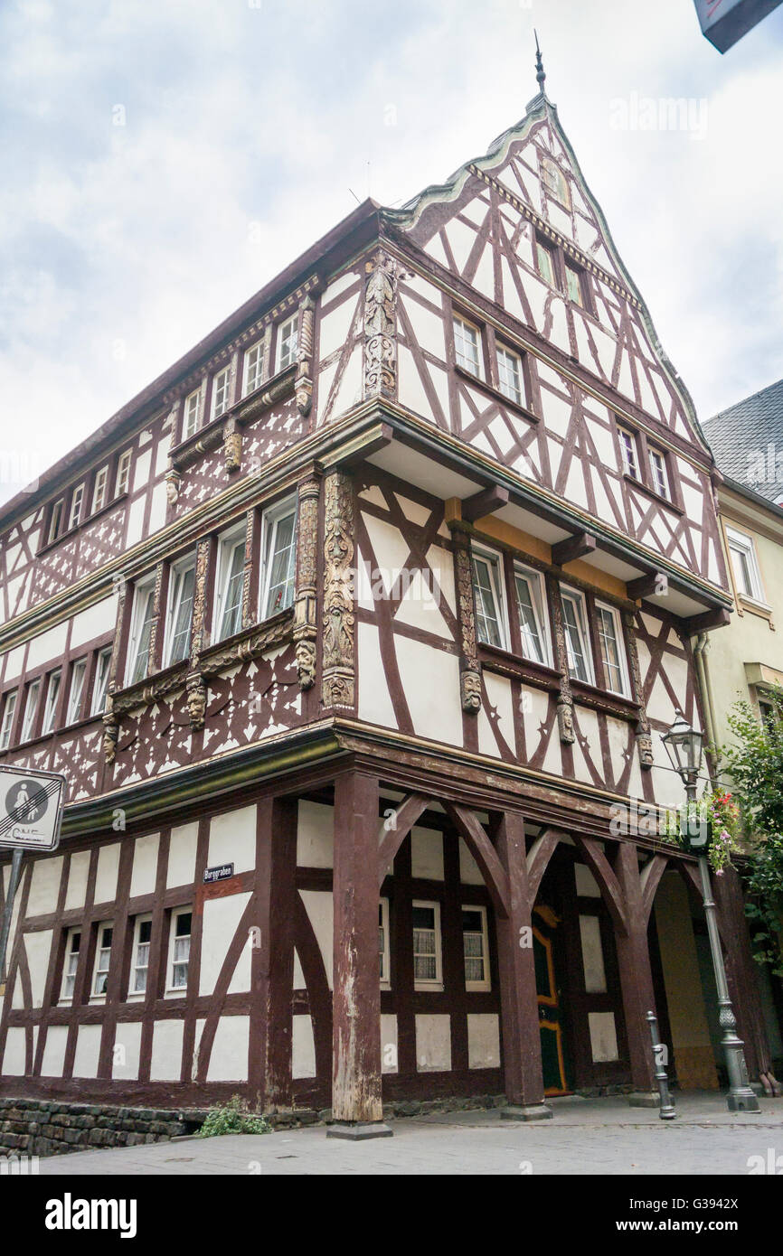 Halbe Fachwerkhaus Gebäude mit kunstvoll geschnitzten Hölzern, Boppard am Rhein, Deutschland Stockfoto