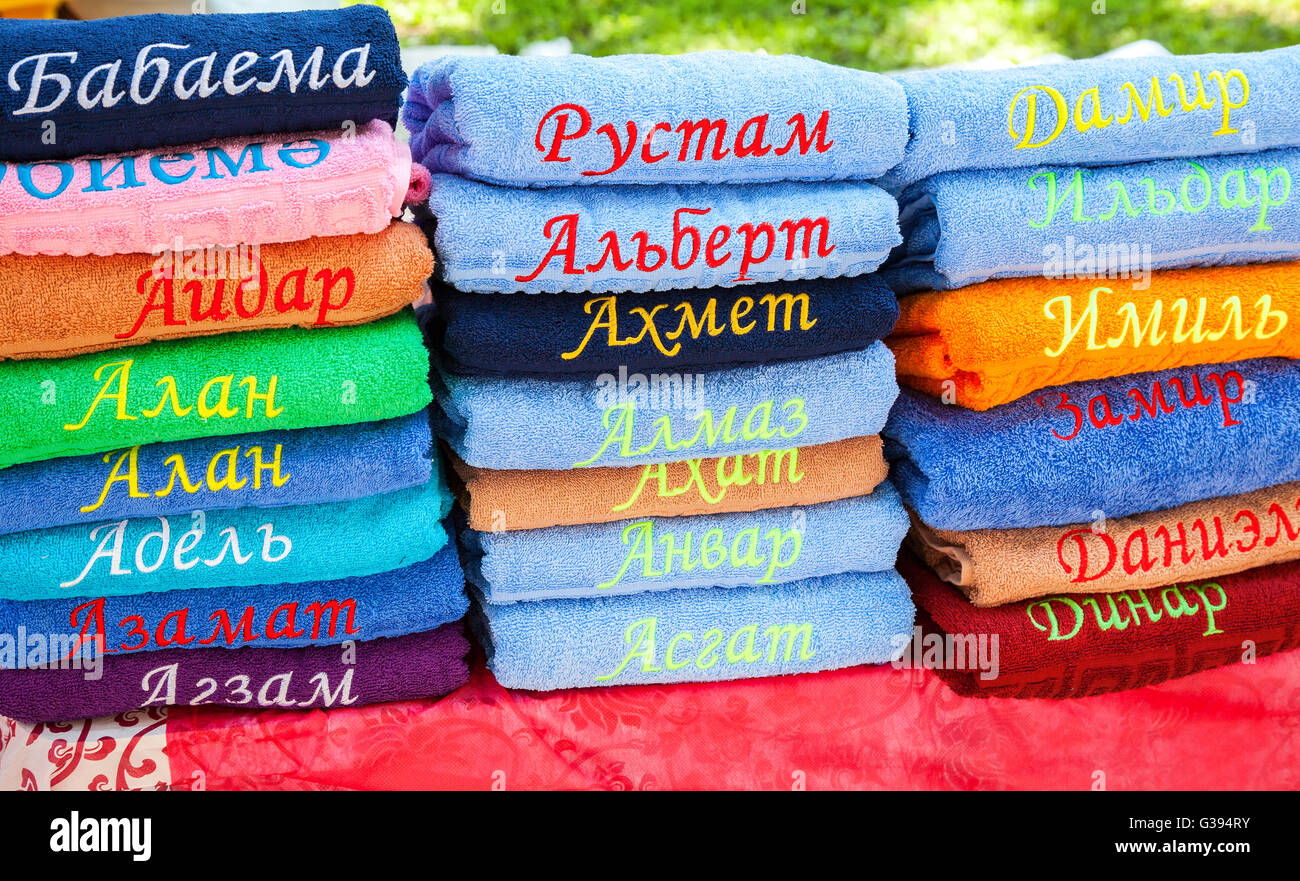 Stapel der bunte Handtücher mit gestickten Tatar Namen Stockfoto