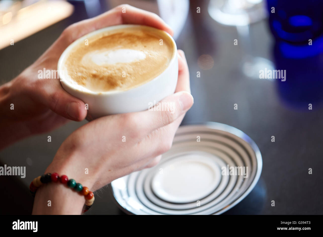 Coffee-Shop-Kunde hält eine große Tasse Kaffee Stockfoto